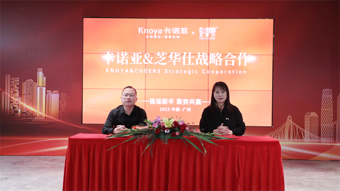 哔哩哔哩视频APP版下载銷售中心副總經理曹崇慧（左）與芝華仕負責人簽訂合作協議